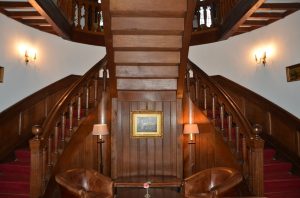 Lire la suite à propos de l’article comment decaper une rampe d’escalier en bois